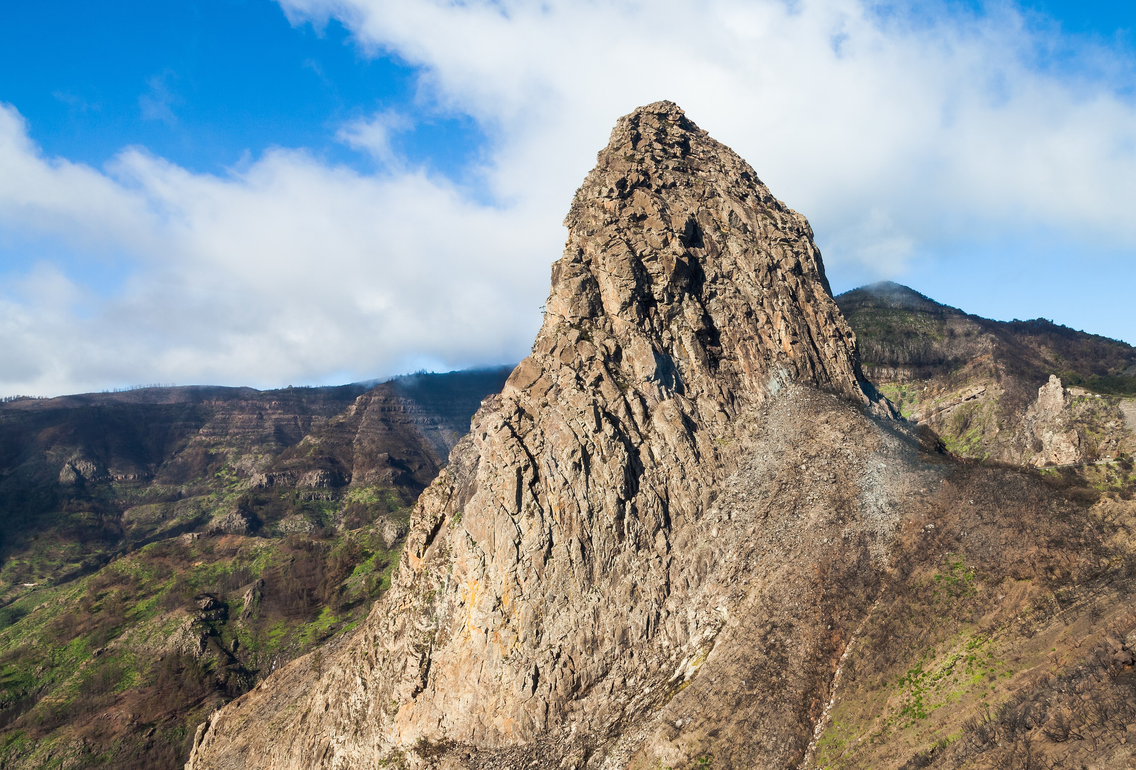 El Roque de Agando rodeado de laderas verdes en el Parque Nacional de Garajonay, La Gomera